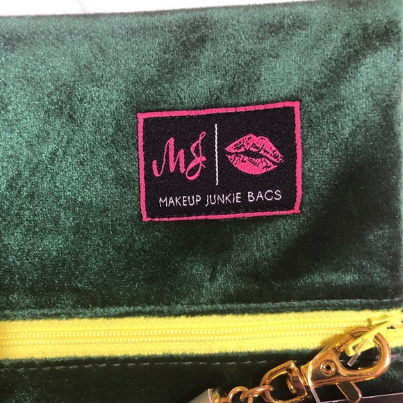 NEW Makeup Junkie Bag Size Medium Green Velvet - Picture 2 of 7